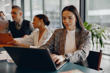 İşbirlikçi ve dinamik bir ofis ortamında kendini işine adamış bir profesyonel.