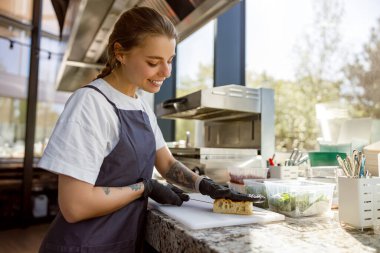Tutkulu bir aşçı, modern bir mutfakta aşçılık yeniliklerini kucaklayan taze ve kaliteli malzemeler hazırlamaktan hoşlanır.