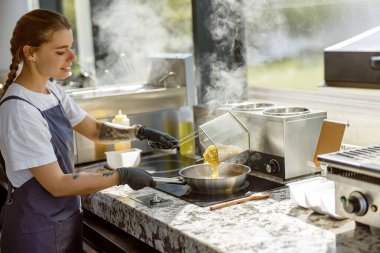 Becerikli bir şef, buharla dolu bir mutfakta lezzetli bir yemek hazırlar. Yaratıcılık ve yemek pişirme tutkusu sergiler.