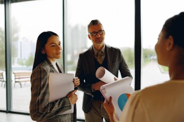 Çağdaş bir ofis ortamında, profesyoneller çizelgeler hakkında etkin bir şekilde tartışırlar.