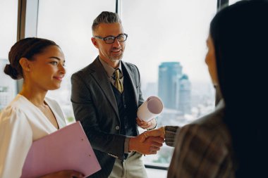 Üç yetenekli profesyonel, çarpıcı bir şehir zeminine karşı düzenlenen önemli bir iş görüşmesine katılıyorlar.