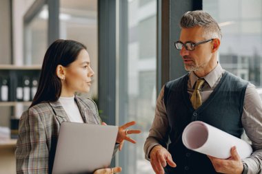 Modern bir ofiste, iki profesyonel, çeşitli ilgi alanları üzerine anlamlı bir sohbete girişir.