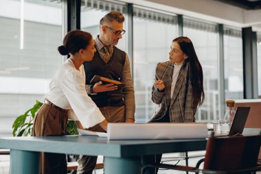 Modern bir çalışma alanındaki tartışma ve işbirliğine aktif olarak katılan çeşitli profesyoneller grubu