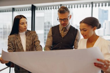 Becerikli bir ekip, ortak bir ofiste yaratıcılığı teşvik eden planlar ve stratejiler hakkında tartışmalara giriyor.