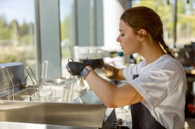 Yetenekli ve tutkulu bir barista titizlikle çağdaş bir kahve dükkanında eşsiz içecekler hazırlıyor.