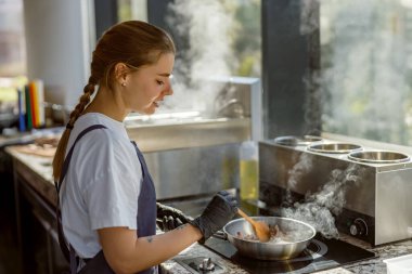 Genç bir şef şık bir mutfakta yemek hazırlar. Mutfak yeteneğini ve yaratıcılığını gözler önüne serer..
