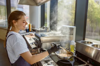 Becerikli bir şef, modern bir mutfakta ağız sulandırıcı bir yemek hazırlar.