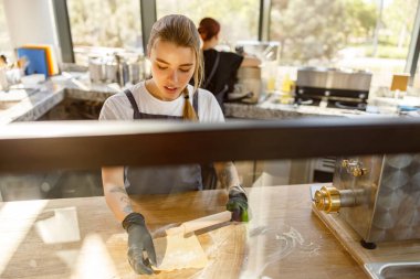 Becerikli bir fırıncı güzel, parlak, modern bir mutfak ortamında ustalıkla taze hamur üretir.