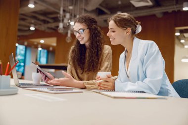 İki meslektaş, şık ve çağdaş bir ofis ortamında otururken oldukça üretken bir tartışmaya giriştiler.