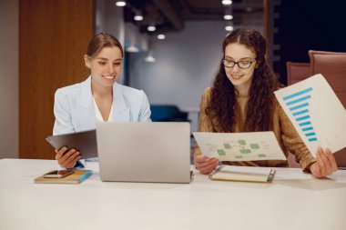 İki deneyimli profesyonel modern ofis alanındaki veri içgörüleri hakkında canlı bir tartışmaya girişiyor.