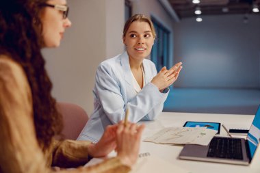 Çağdaş bir ofis ortamında, iki yetenekli profesyonel kadın fikirler üzerine bir tartışmaya girişirler.
