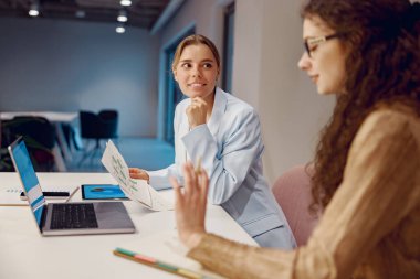 Çağdaş bir ofis ortamında iki kadın etkin ve anlayışlı bir tartışmaya girişiyor.