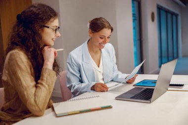 Kendini işine adamış iki profesyonel modern ve çağdaş bir çalışma alanında son derece verimli bir çalışma oturumuna katılıyor.