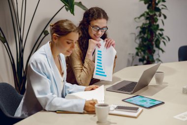 Proje materyal ve belgelerini incelerken iki profesyonel verimli bir tartışma yapıyor