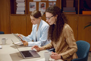 Modern bir ofiste, iki yetenekli kadın önemli bir tartışma yapar ve önemli işlerde verimli bir işbirliği içinde olurlar.