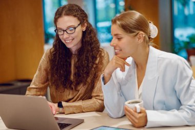 Kendini işine adamış iki profesyonel, modern bir çalışma ortamı içinde verimli ve verimli bir işbirliği içindedir.