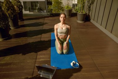 Modern teknolojiyi kucaklarken rahatlıkla huzuru birleştiren huzurlu bir çatı yoga seansı hayal edin.