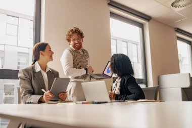 Takım çalışmasını, ileri teknolojiyi ve profesyonel bağlılığı gözler önüne seren dinamik, işbirlikçi bir iş toplantısı