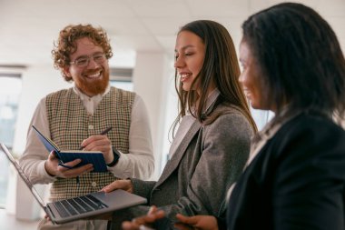 Çeşitli profesyonellerden oluşan bir grup, bir ofis ortamında canlı ve yapıcı bir tartışmaya girişiyor.