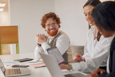 Yetenekli profesyonellerle etkileyici bir ofis ortamında yaratıcı fikirleri paylaşan çekici bir ekip toplantısı.
