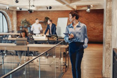 Çağdaş ve dinamik bir çalışma alanı, işbirlikçi takım çalışmalarını teşvik etmek ve profesyonel ilişkileri geliştirmek için tasarlanmıştır.