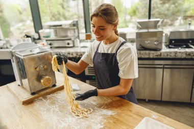 Modern ve modern mutfak ortamında makarnayı ustalıkla hazırlayan yetenekli bir şef.