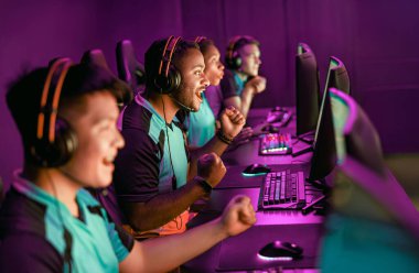 Heyecanlı bir grup tutkulu oyuncu, enerji dolu heyecan verici bir esport maçında başarılarını kutluyor.