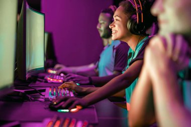 Canlı ve dinamik bir oyuncu grubu coşkulu ve heyecan verici bir esport sahasında şiddetli bir rekabete daldı.