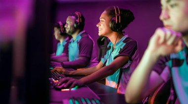 Çok çeşitli oyunculardan oluşan bir grup yoğun ve heyecan verici bir eSports yarışmasına daldı.