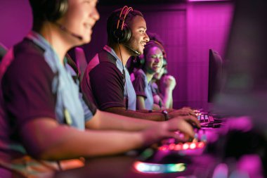 Canlı bir sahne, parlak ışık altında heyecan verici ve rekabetçi bir oyun oynayan genç oyuncuları canlandırıyor.