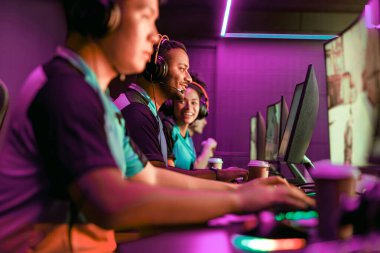 Heyecan verici bir esport etkinliğinde yarışan tutkulu bir oyuncu takımı, modern oyun planlarını ön plana çıkarıyor ve