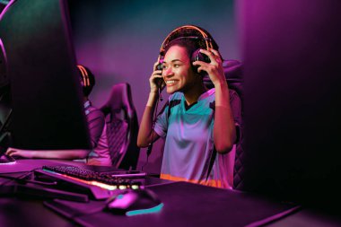 Genç bir oyuncu enerji dolu canlı bir eSports ortamında heyecan verici bir ana daldı.