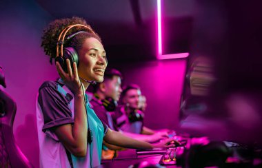 Genç oyuncular takım ruhlarını sergiliyorlar ve kendilerini canlı, rekabetçi spor kültürüne kaptırıyorlar.