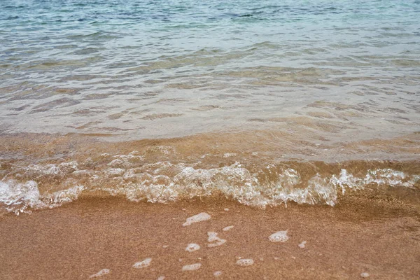 沙滩上的海水 水面上的气泡 — 图库照片