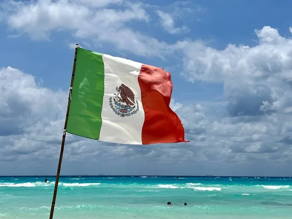 Meksykańska Flaga Maszcie Flagowym Tle Morza — Zdjęcie stockowe