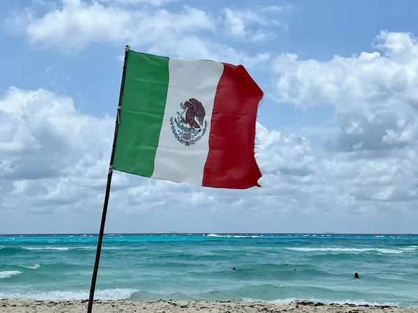 Denizin Arka Planında Bir Bayrak Direğinde Meksika Bayrağı — Stok fotoğraf