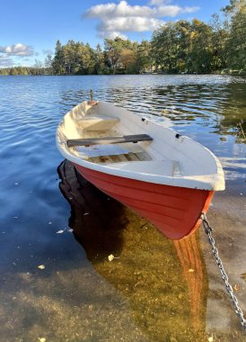 Göldeki sürat teknesi. Dikey fotoğraf.