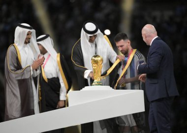 Doha-Katar 18 Aralık 2022, futbol dünya kupası finali, Arjantin ve Fransa, Arjantin Kupası şampiyonu ve Lionel MESSI, LIFT FIFA Dünya Kupası TROPHY