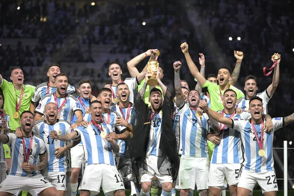 Doha-Katar 18 Aralık 2022, futbol dünya kupası finali, Arjantin ve Fransa, Arjantin Kupası şampiyonu ve Lionel MESSI, LIFT FIFA Dünya Kupası TROPHY