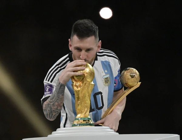 Doha-Katar 18 Aralık 2022, futbol dünya kupası finali, Arjantin ve Fransa, Arjantin Kupası şampiyonu ve Lionel MESSI, LIFT FIFA Dünya Kupası TROPHY