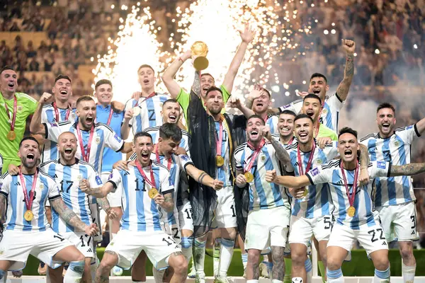 Doha-Katar 18 Aralık 2022, futbol dünya kupası finali, Arjantin ve Fransa, Arjantin Kupası şampiyonu ve Lionel MESSI, LIFT FIFA Dünya Kupası TROPHY