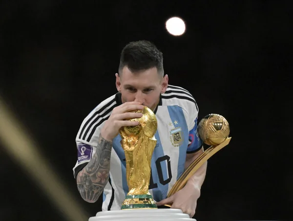 Doha-Katar 18 Aralık 2022, futbol dünya kupası finali, Arjantin ve Fransa, Arjantin Kupası şampiyonu ve Lionel MESSI, LIFT FIFA Dünya Kupası TROPHY