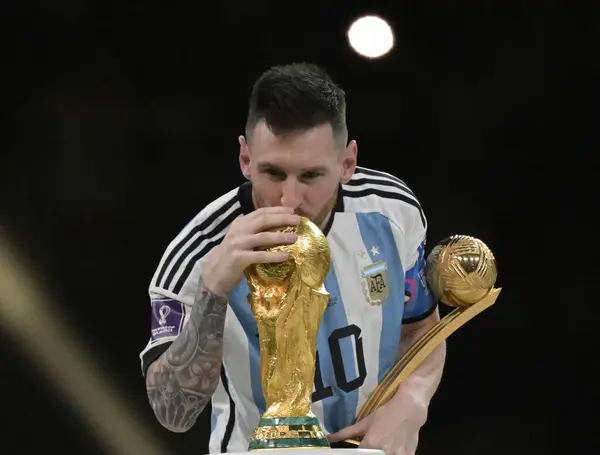 Doha-Katar 18 Aralık 2022, futbol dünya kupası finali, Arjantin ve Fransa, Arjantin Kupası şampiyonu ve Lionel MESSI, LIFT FIFA Dünya Kupası TROPHY