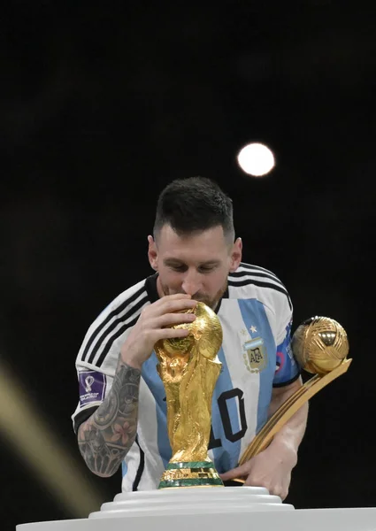 Doha-Katar 18 Aralık 2022, futbol dünya kupası finali, Arjantin ve Fransa, Arjantin Kupası şampiyonu ve Lionel MESSI, LIFT FIFA Dünya Kupası TROPHY