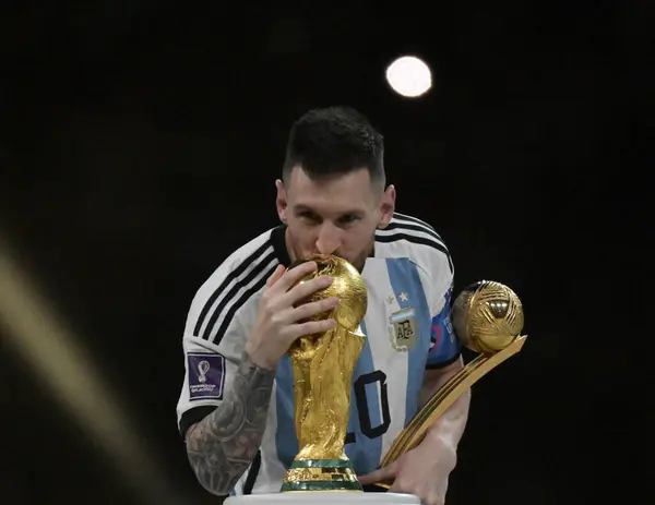 Doha-Katar 18 Aralık 2022, futbol dünya kupası finali, Arjantin ve Fransa, Arjantin Kupası şampiyonu ve Lionel MESSI, LIFT FIFA Dünya Kupası TROPHY