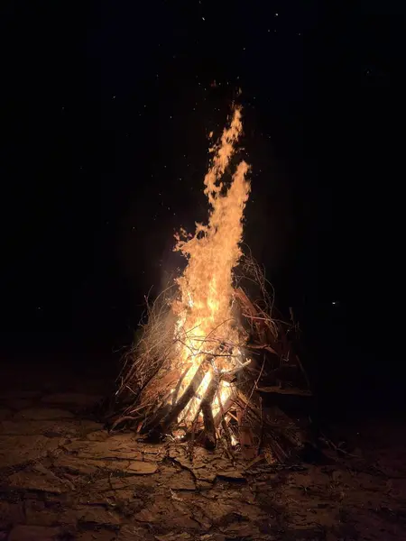 Gece açık havada şenlik ateşi yanıyor.
