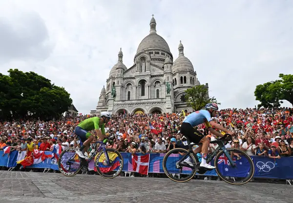 Erkekler kategorisindeki bisiklet yolu sporcuları Paris Olimpiyat Oyunları 2024 yarışının 3 Ağustos 2024 tarihinde Paris, Fransa 'da gerçekleştirildiğini fark ediyorlar.