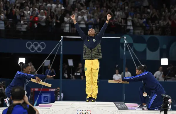 Paris-Fransa, 5 Ağustos 2024, artistik jimnastik. Rebeca Andrade, Paris Oyunları 'nda altın madalya kazandı. Jimnastikçiler Simone Biles ve Jordan Brezilyalı jimnastikçiye saygılarını sunuyorlar.