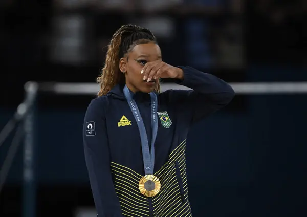 Paris-Fransa, 5 Ağustos 2024, artistik jimnastik. Rebeca Andrade, Paris Oyunları 'nda altın madalya kazandı. Jimnastikçiler Simone Biles ve Jordan Brezilyalı jimnastikçiye saygılarını sunuyorlar.