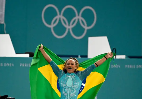 Paris-Fransa, 5 Ağustos 2024, artistik jimnastik. Rebeca Andrade, Paris Oyunları 'nda altın madalya kazandı. Jimnastikçiler Simone Biles ve Jordan Brezilyalı jimnastikçiye saygılarını sunuyorlar.